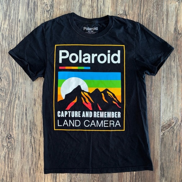 Polaroid Black Tee Shirt Size Small “Capture and Remember Land Camera” Mountain - Picture 1 of 8